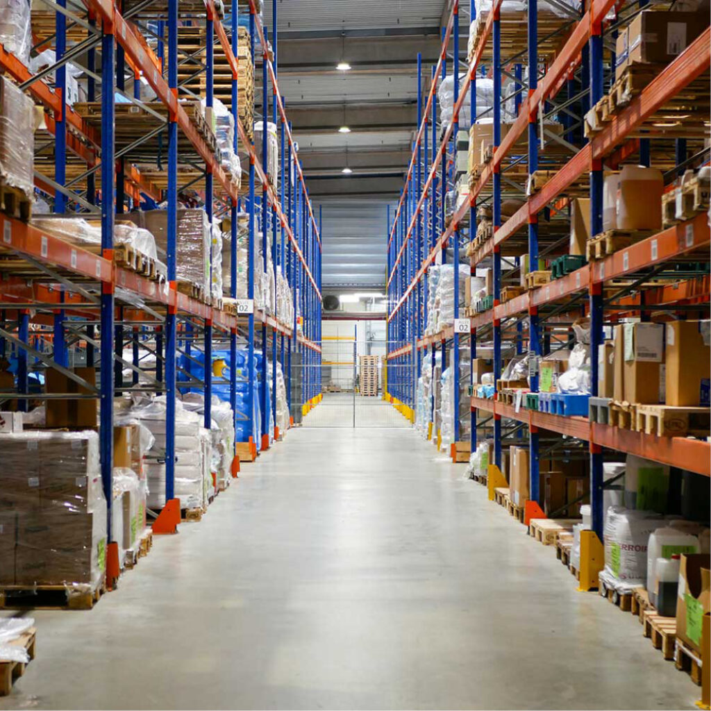 Vue sur le stockage des matières premières au sein de l'usine